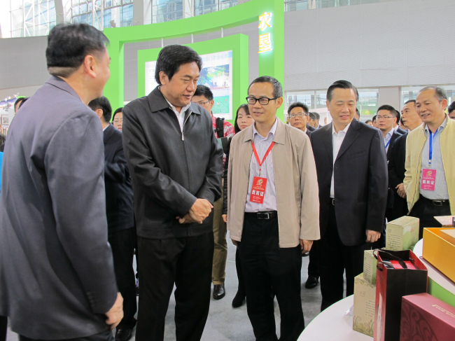 邓海光副省长一行在省社林少俊副主任陪同下,视察省社展台。