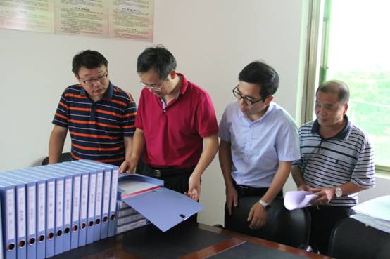 林少俊副主任查看精准扶贫档案1.JPG